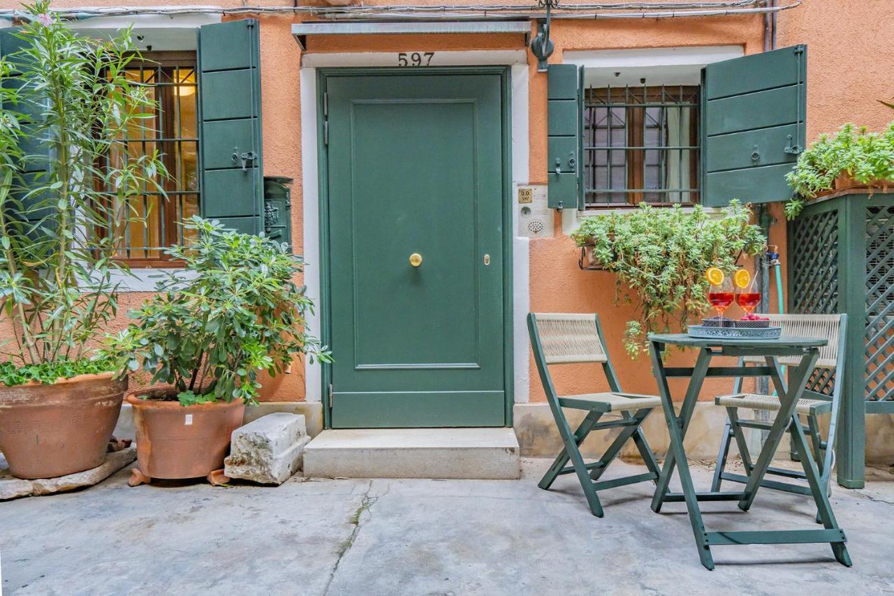 Lo Squero 1 The Secret Courtyard In Dorsoduro Veneza Exterior foto