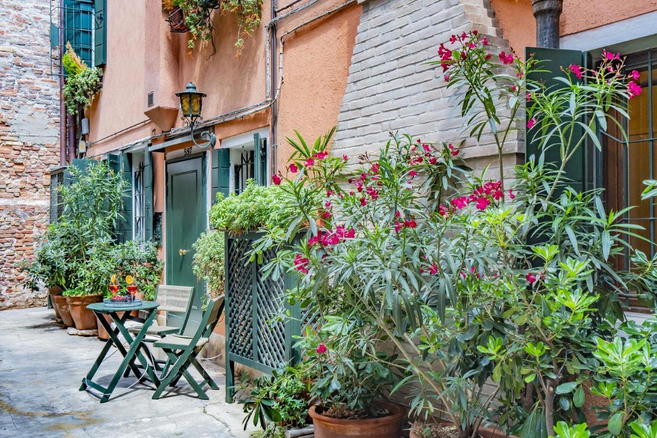 Lo Squero 1 The Secret Courtyard In Dorsoduro Veneza Exterior foto