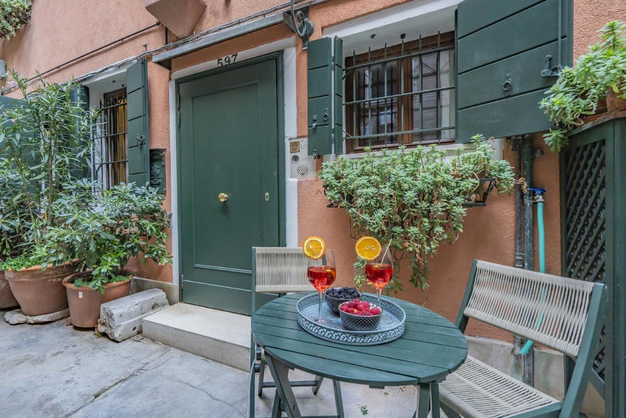 Lo Squero 1 The Secret Courtyard In Dorsoduro Veneza Exterior foto